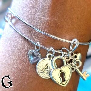 bite & pout "G" Silver Initial Bangle